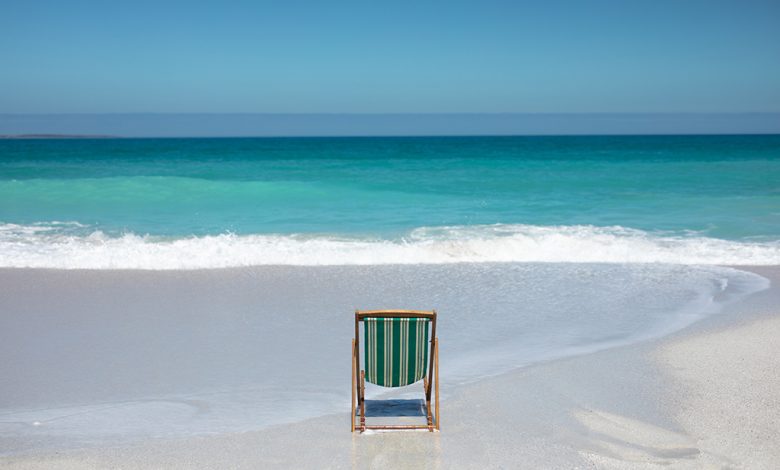 Гледка към морето и самотен стол на плажа