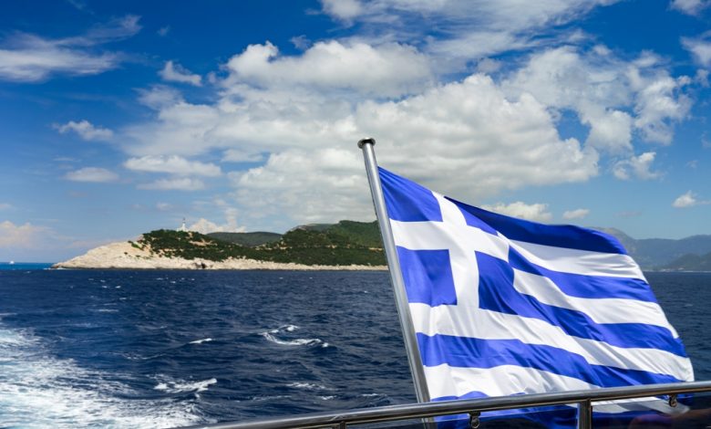 Гръцкото знаме на фона на море